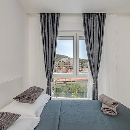 Apartment Luxury Apart, Beach, Swimming Pool, Okrug, Trogir *