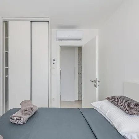 Apartment Luxury Apart, Beach, Swimming Pool, Okrug, Trogir *