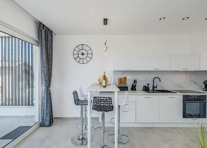 Luxury Apart, Beach, Swimming Pool, Okrug, Trogir Lejlighed Kovacic