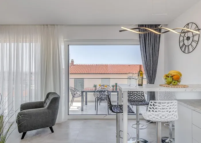 Luxury Apart, Beach, Swimming Pool, Okrug, Trogir Kovacic